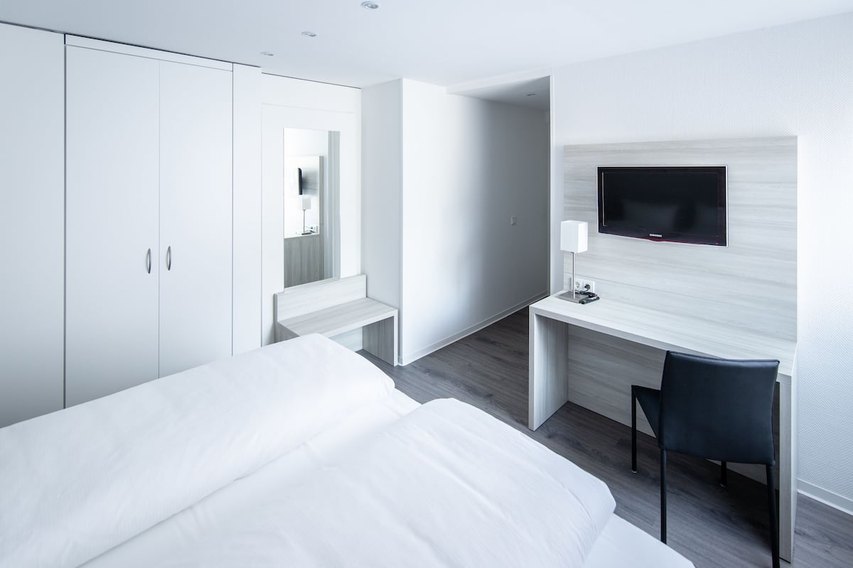 double room | desk, blackout curtains, free wifi, bed sheets