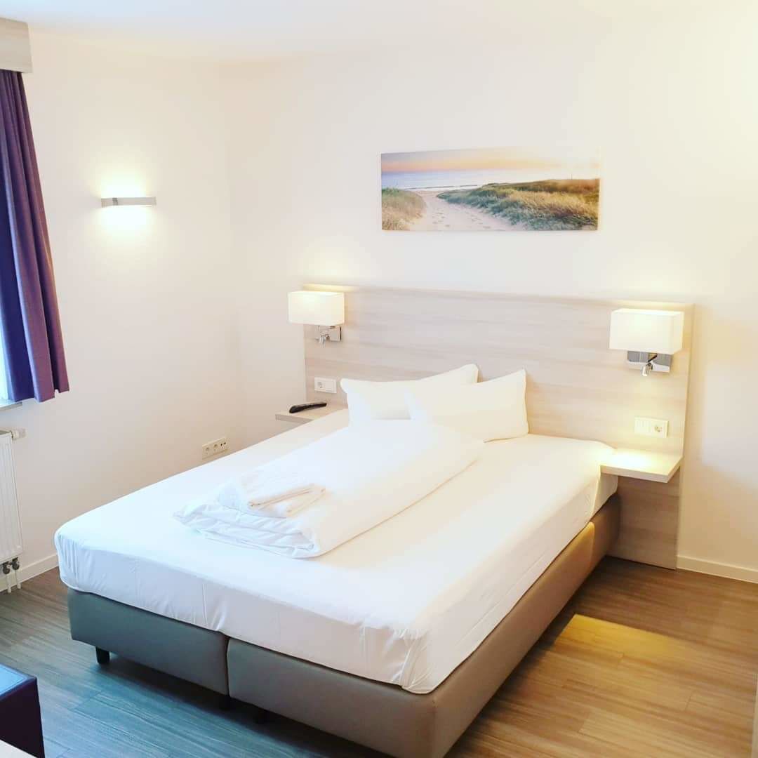 Premium bedding, desk, blackout curtains, free WiFi