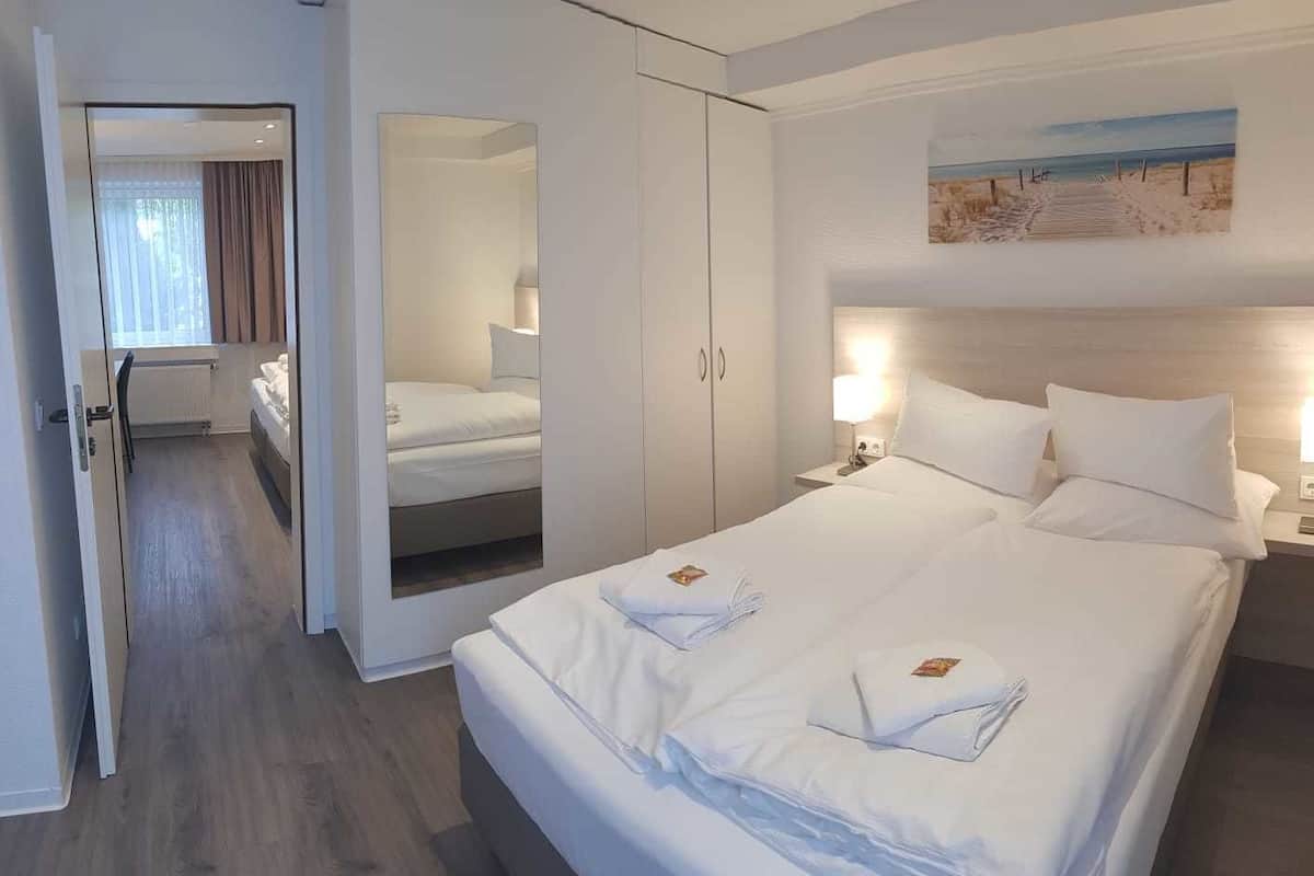 triple room | desk, blackout curtains, free wifi, bed sheets