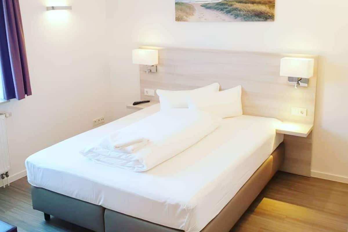 Habitación doble de uso individual | Escritorio, cortinas blackout, wifi gratis y ropa de cama