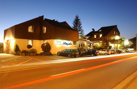 Fachada de la propiedad por la tarde o noche