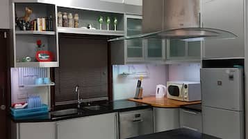 Family Villa | Private kitchen | Full-sized fridge, microwave, stovetop, cookware/dishes/utensils