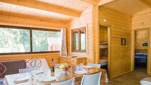 A wooden cabin with a dining area, a kitchen, and a sleeping area. - Funtana a l'ora (Ota)