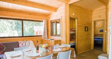 Televisión de pantalla plana, mesa de ping pong