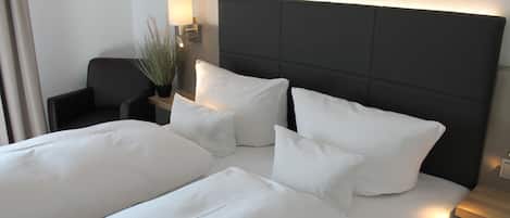 Business Double Room | Minibar, in-room safe, desk, blackout drapes