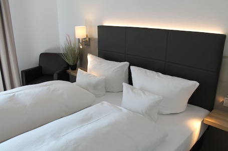 Business Double Room | Minibar, in-room safe, desk, blackout drapes