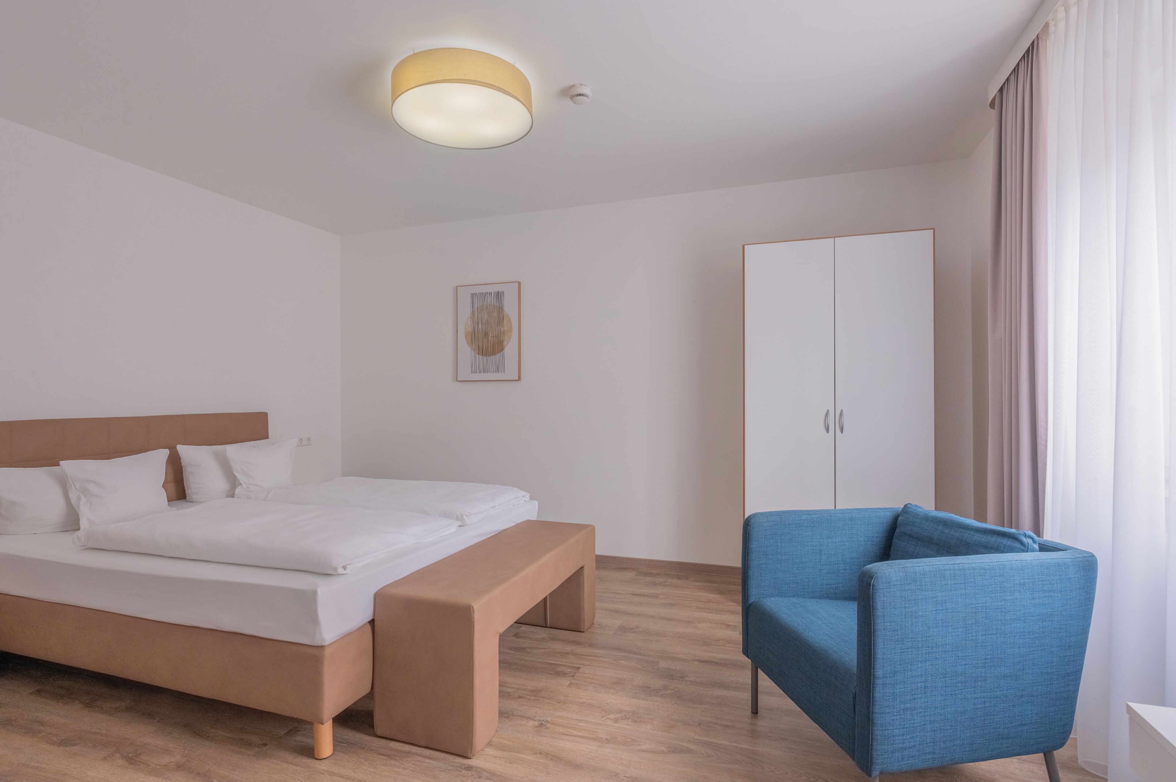 Apartamento | Minibar, caja fuerte, escritorio y cortinas opacas