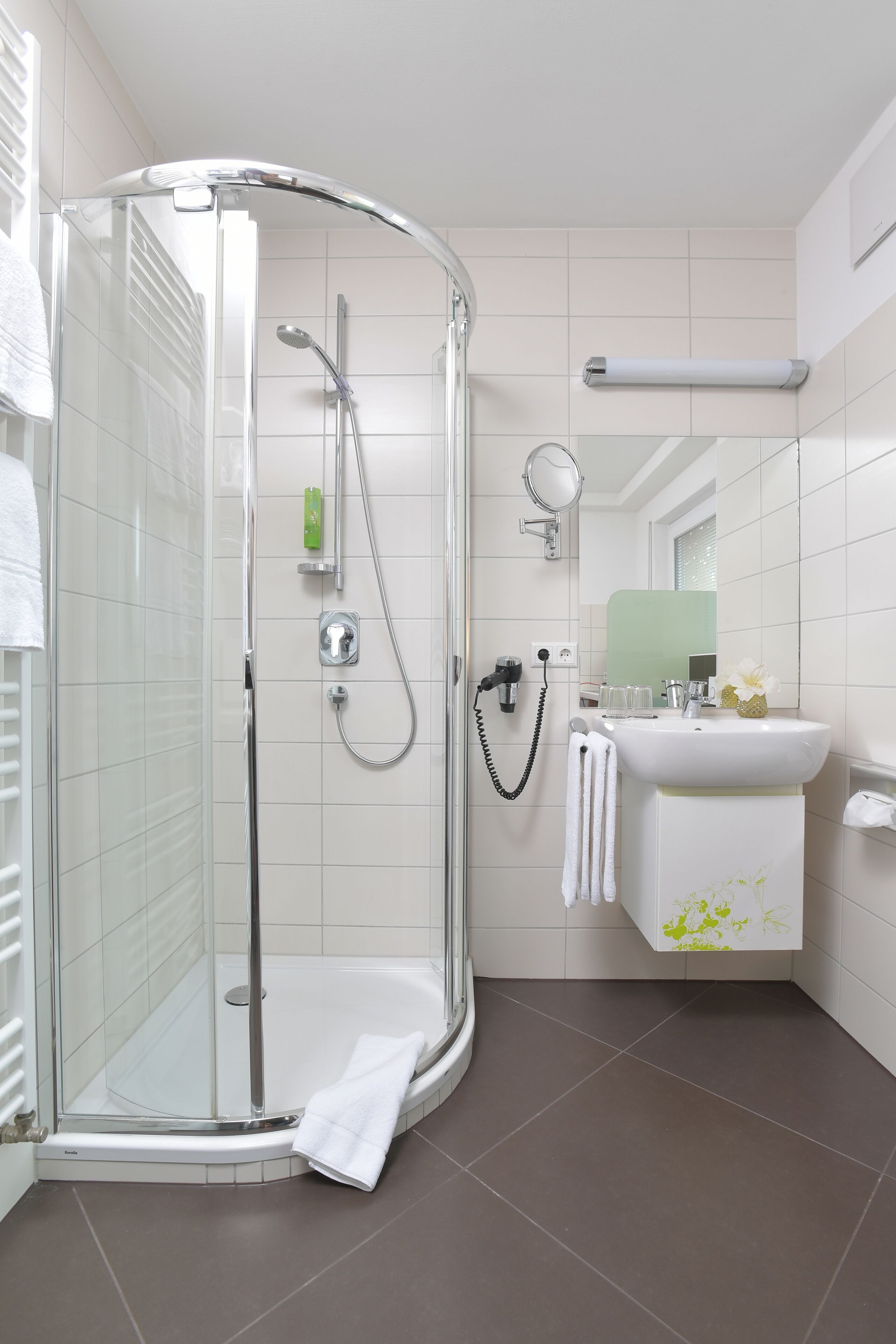 deluxe double room | bathroom | free toiletries, hair dryer, bathrobes, slippers