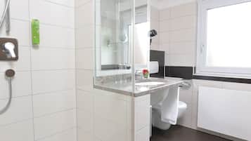 Kostenlose Toilettenartikel, Haartrockner, Bademäntel, Hausschuhe