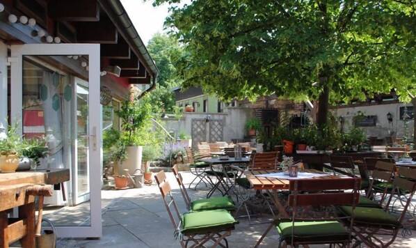 Outdoor dining - Hotel & Gasthaus Zur Linde (Freital)