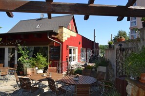 Outdoor dining - Hotel & Gasthaus Zur Linde (Freital)