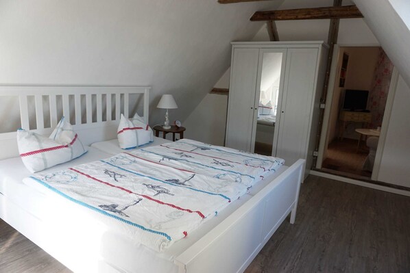 1 bedroom, travel cot, WiFi, bed sheets