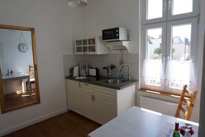 Kylskåp och mikrovågsugn