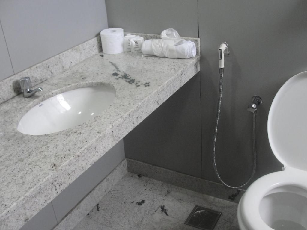 Un bany amb rentapans, vàter i plat de dutxa.