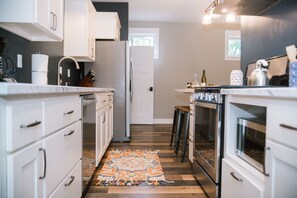 Réfrigérateur, four à micro-ondes, un four, surface de cuisson