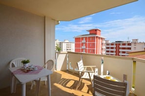 Outdoor dining - Holiday apartment with air conditioning and balcony (Bibione)
