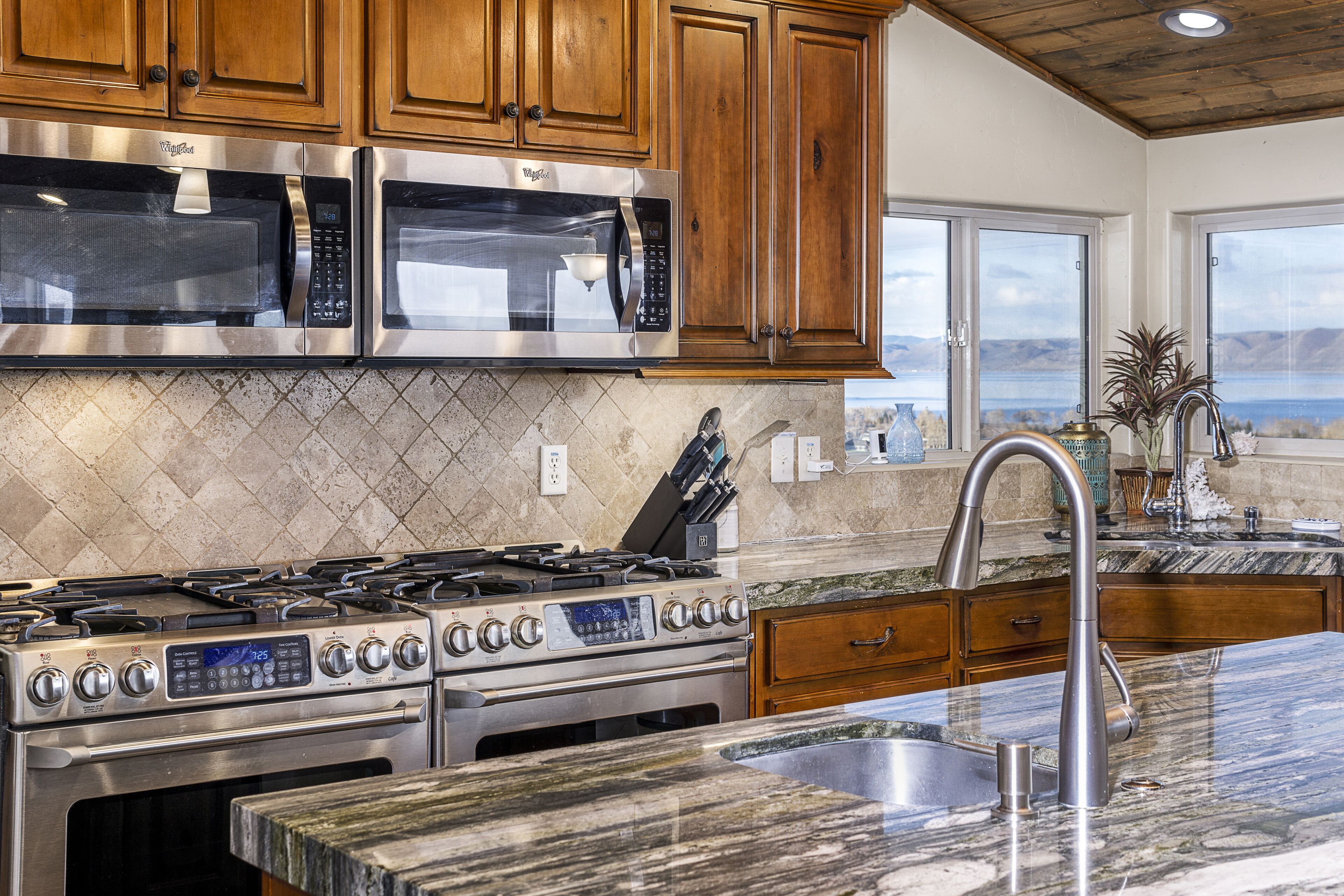 The "Big House" with.. Indoor Basketball, Trampoline and Play set, Theater Room