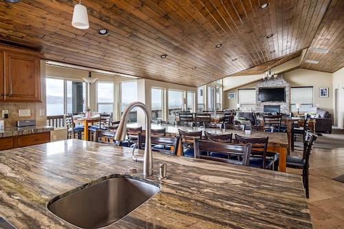 The "Big House" with.. Indoor Basketball, Trampoline and Play set, Theater Room