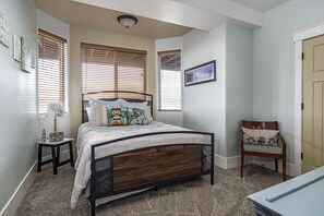 9 quartos, ferros/tábuas de passar roupa, berço de viagem