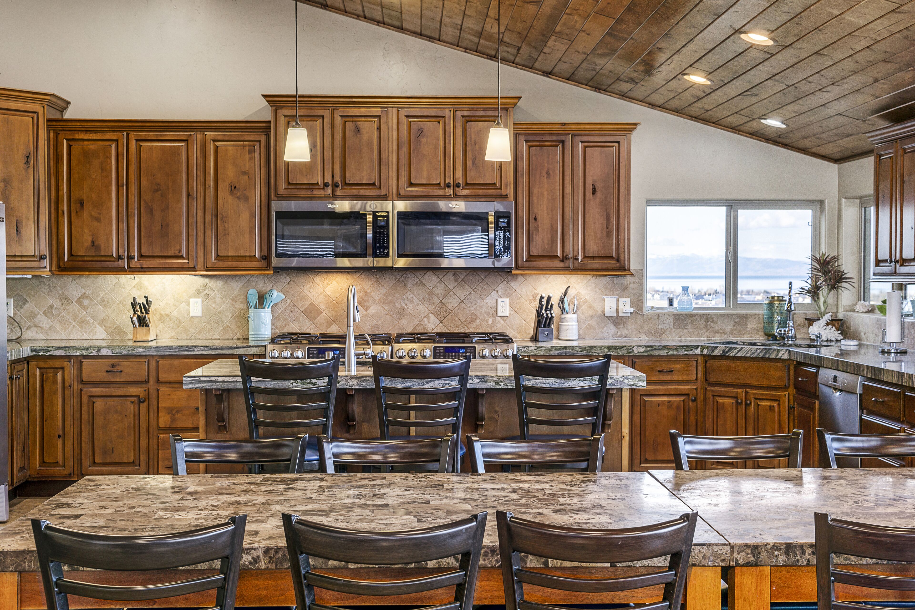 The "Big House" with.. Indoor Basketball, Trampoline and Play set, Theater Room