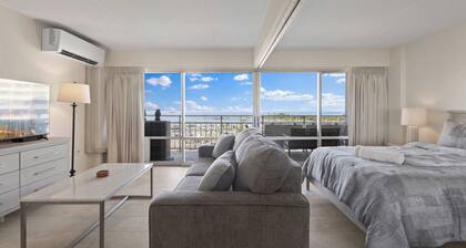 Iconic Ilikai Hotel #1004. Newly Renovated Unit!