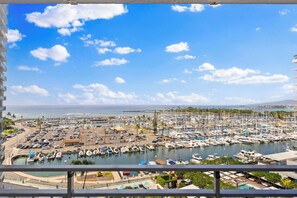 Property grounds - Iconic Ilikai Hotel #1004. Newly Renovated One Bedroom Unit! (Honolulu)