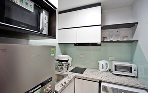 Frigorífico, microondas, horno y hervidor eléctrico