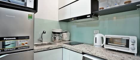 Kjøleskap, mikrobølgeovn, ovn og vannkoker