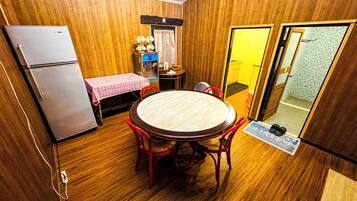 Family House, Non Smoking | In-room dining