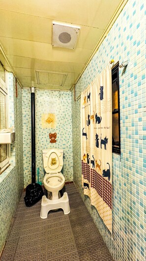 Family House, Non Smoking | Bathroom | Shower, free toiletries, hair dryer, slippers - 31 Homestay (Ren'ai)