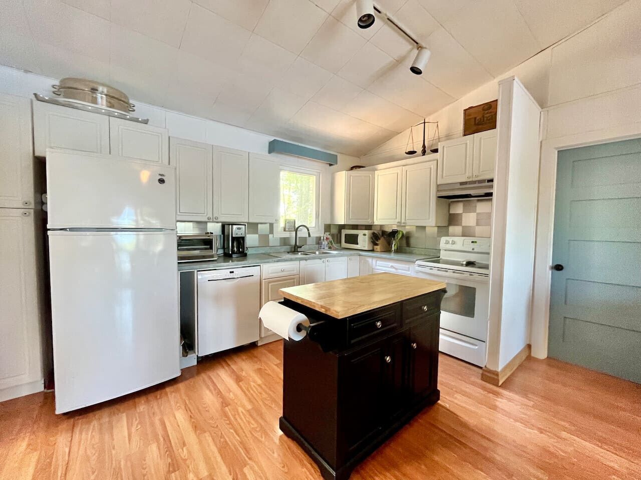 Réfrigérateur, four à micro-ondes, un four, surface de cuisson