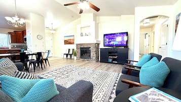 Smart TV, chimenea, Netflix y libros