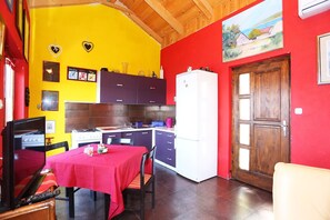 Fridge, oven, stovetop, coffee/tea maker