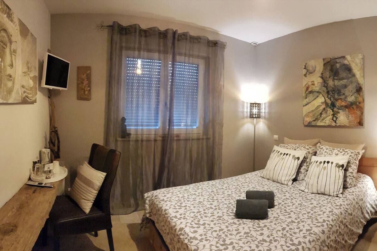 Deluxe-Doppelzimmer, 1 Queen-Bett, Gartenblick | 1 Schlafzimmer, hochwertige Bettwaren, Betten mit Memory-Foam-Matratzen