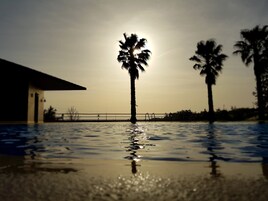 Una piscina al aire libre de temporada