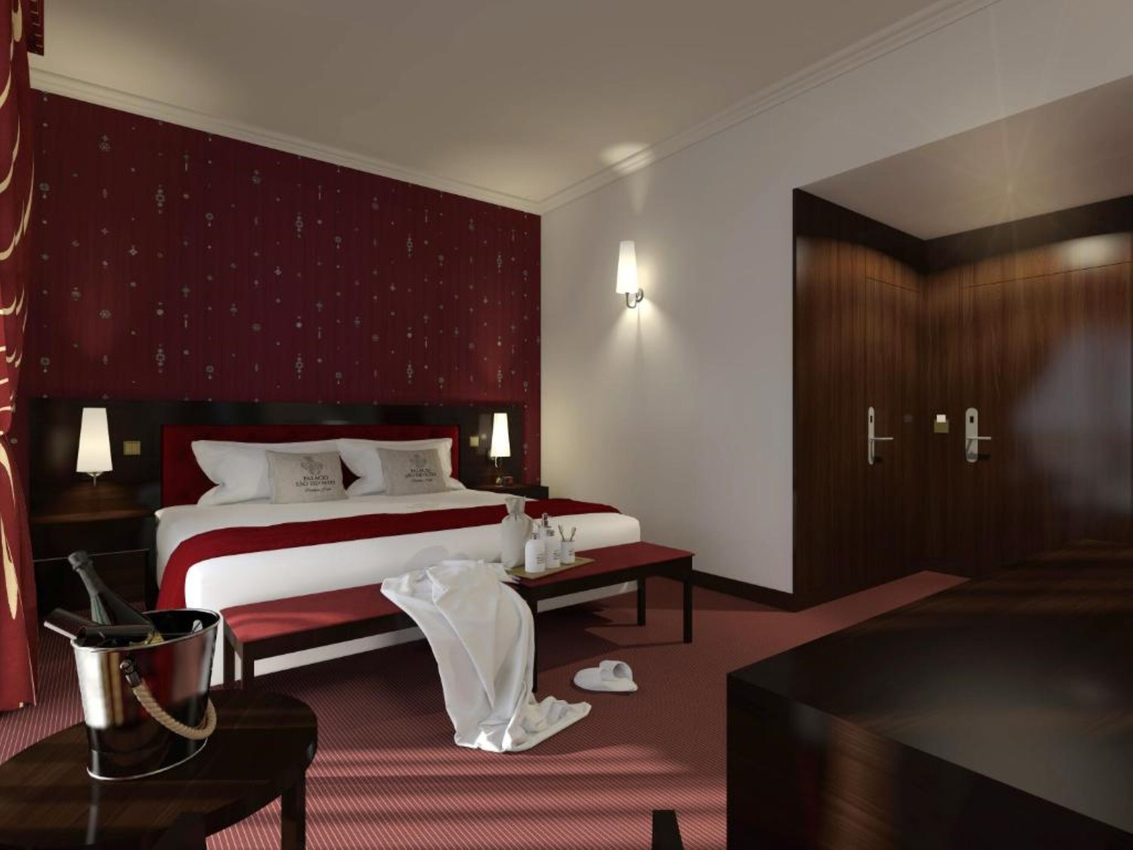 Une chambre d’hôtel avec un grand lit, une table de chevet, une lampe, une armoire et un sol recouvert d’une moquette rouge.