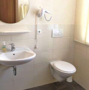 Douche, sèche-cheveux, serviettes fournies