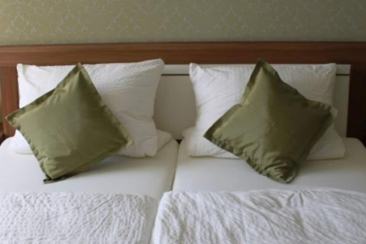 Escritorio, wifi gratis, ropa de cama y acceso para silla de ruedas