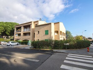 Nuage, Ciel, Bâtiment, Plante, Fenêtre, Arbre, Éclairage Public, Maison, Surface De La Route, Asphalte