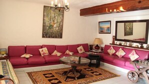 Apartment, 2 Schlafzimmer | Wohnzimmer | 37-Zoll-Flachbildfernseher mit Satellitenempfang, Fernseher