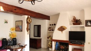Apartment, 2 Schlafzimmer | Wohnbereich | 37-Zoll-Flachbildfernseher mit Satellitenempfang, Fernseher