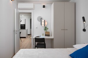 Deluxe appartement, 2 slaapkamers, 2 badkamers, uitzicht op de stad | 2 slaapkamers, luxe beddengoed, een kluis op de kamer