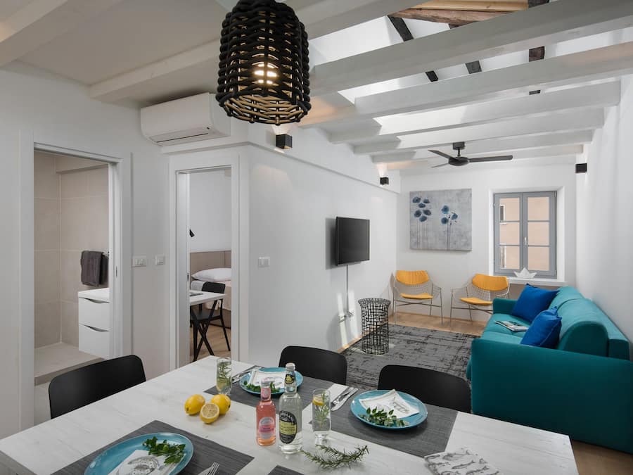 Apartamento luxo, 2 quartos, 2 banheiros, vista para a cidade | Cozinha privada | Geladeira grande, micro-ondas, fogão, cooktop