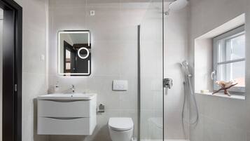 Departamento Deluxe, 2 habitaciones, 2 baños, vista a la ciudad | Baño | Amenidades de baño gratuitas, secadora de cabello, batas, toallas