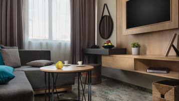 Junior Suite | Minibar, in-room safe, desk, blackout curtains