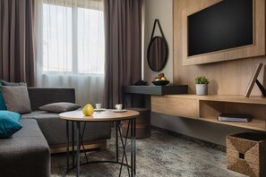 Minibar, caja de seguridad en la habitación y escritorio