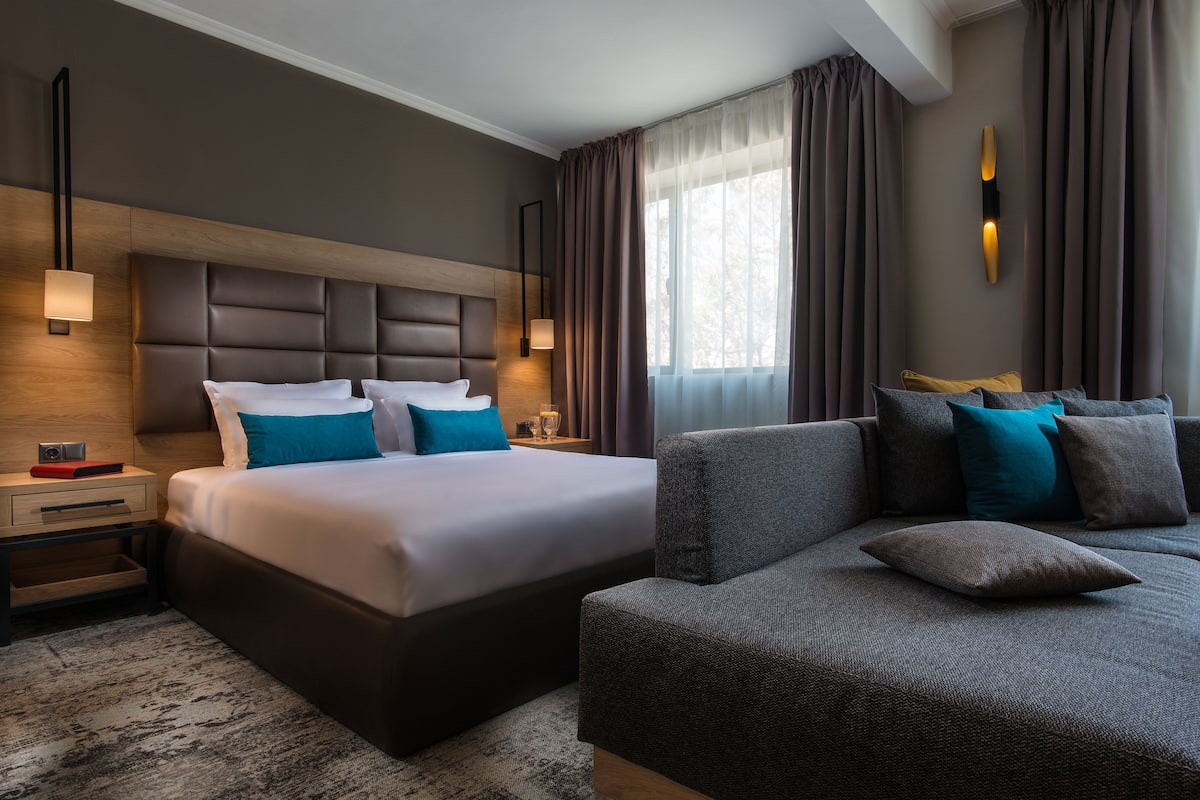 junior suite | 1 bedroom, minibar, in-room safe, desk