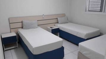 Quarto standard, 3 camas de solteiro, para não fumantes | 1 quarto, Wi-Fi de cortesia, roupa de cama