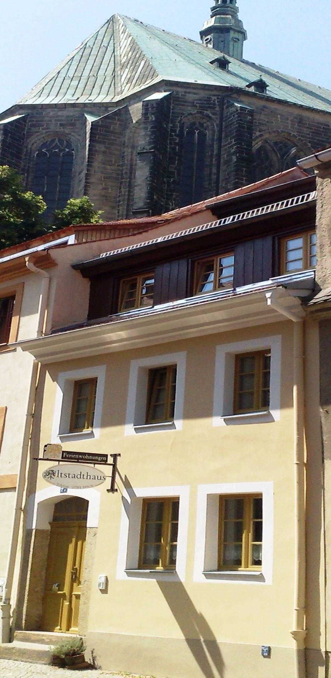 Ein Gebäude mit der Aufschrift 'Fenenwohnungen' und 'Rathaus', das ein Wohngebäude und möglicherweise ein Rathaus ist.
