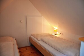 1 bedroom, travel cot, WiFi, bed sheets - Landeskrone loft maisonette - Altstadthaus / Ferienwohnungen Görlitz (Görlitz)